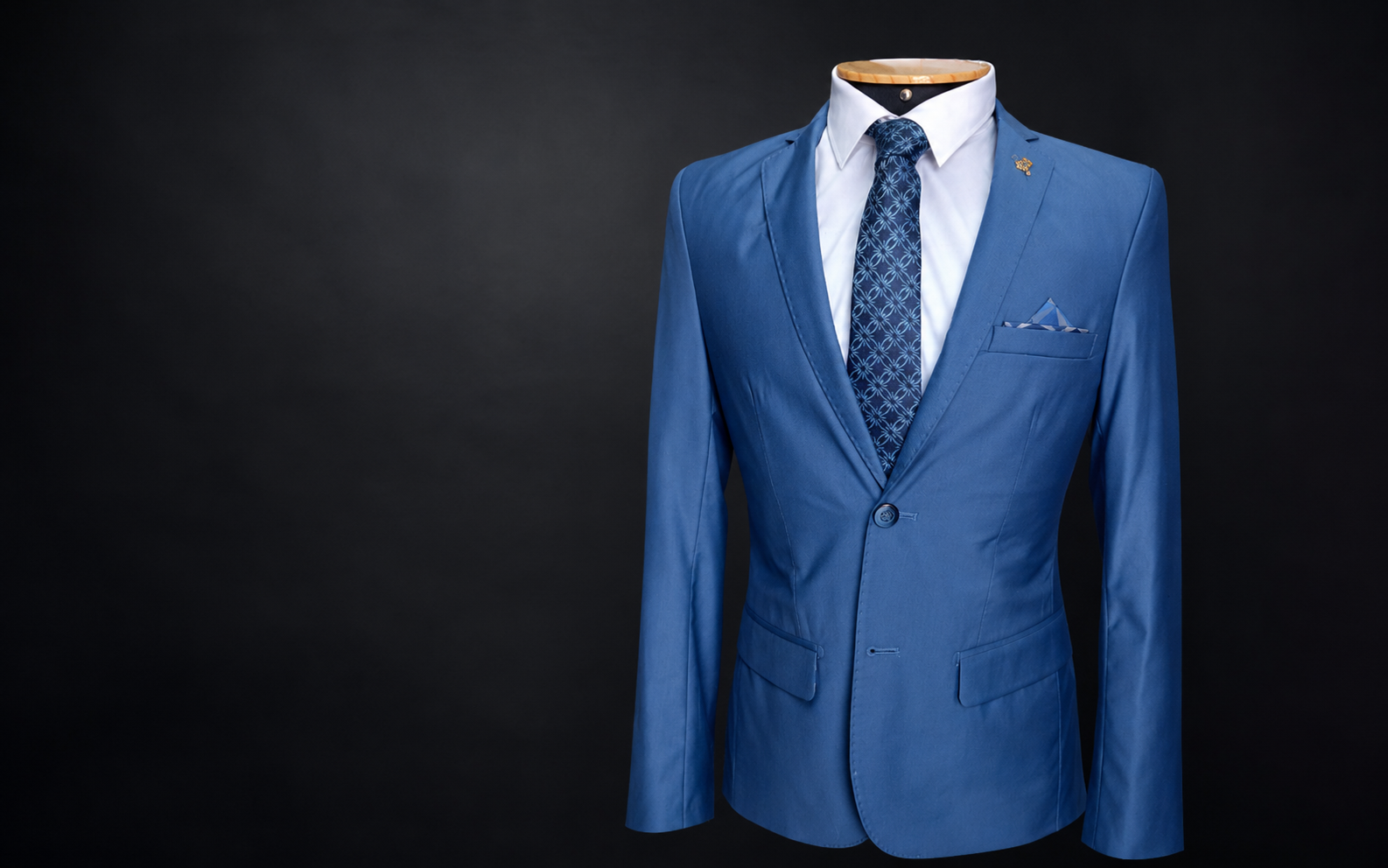 Terno azul masculino com camisa branca, gravata estampada e lenço de bolso da Senhor Reis Ternos.